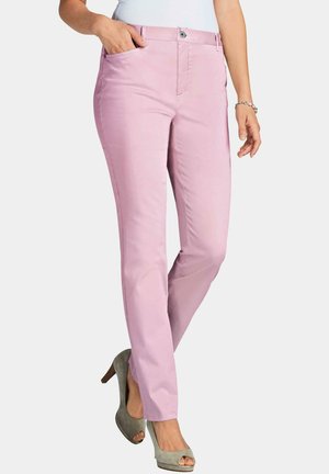 Helle rosa Hosen mit flachem Bund, Knopfverschluss und seitlichen Taschen. Slim Fit mit glatter Textur, kombiniert mit grauen High Heels.