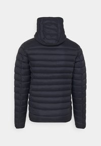 Steppjacke in Marineblau mit horizontalen Steppnähten, abnehmbarem Kapuzen und glatter Stoffstruktur. Reißverschluss am Kragen.