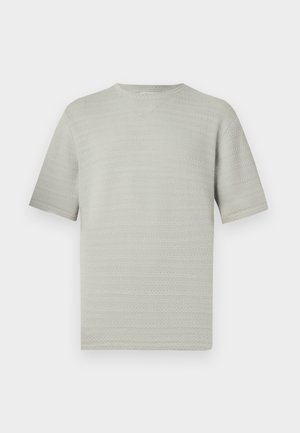 Hellgraues Strickoberteil mit kurzen Ärmeln, dezentem Zickzackmuster und rundem Halsausschnitt vor weißem Hintergrund.