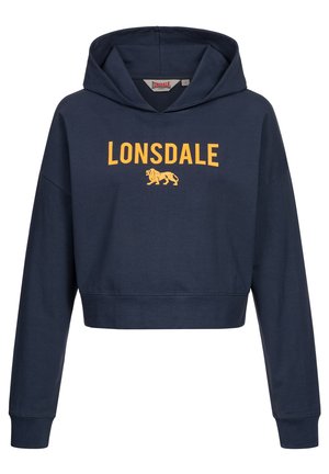 Granatowa, skrócona bluza z kapturem wykonana z mieszanki bawełny. Z przodu znajduje się żółty nadruk z logo Lonsdale oraz grafiką lwa. Długie rękawy.