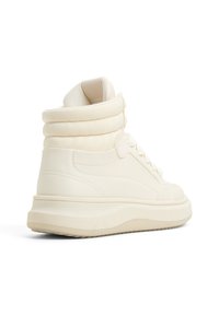 Sneaker alte color crema, con un colletto imbottito, tessuto testurizzato e dettagli lisci, e una suola spessa e testurizzata per una migliore aderenza.