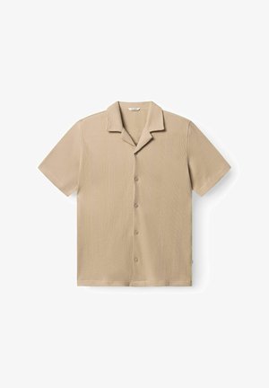 Camisa de manga corta beige con botones, diseño acanalado y texturizado, y cuello con muesca. Cuenta con cinco botones en la parte delantera.