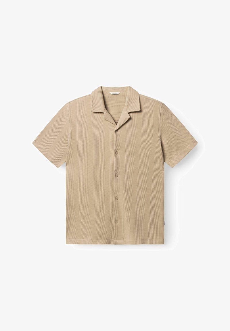Camisa de manga corta beige con botones, diseño acanalado y texturizado, y cuello con muesca. Cuenta con cinco botones en la parte delantera.