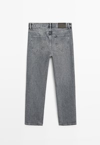 Šedé džínové kalhoty položeny rovně, zobrazená zadní strana s dvěma kapsami, poutky na opasek a obdélníkovou černou štítkem na pase.