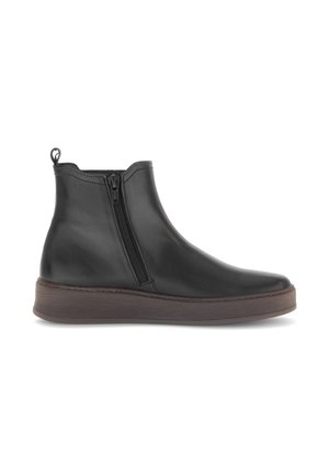 Zwarte leren enkelboots met een zijrits en een trekband, voorzien van een ronde neus en een gestructureerde bruine rubberen zool.