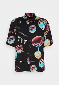 Camicia a maniche corte in tessuto nero con grafiche colorate di bicchieri da cocktail, disegni circolari e modelli di testo in vari colori.