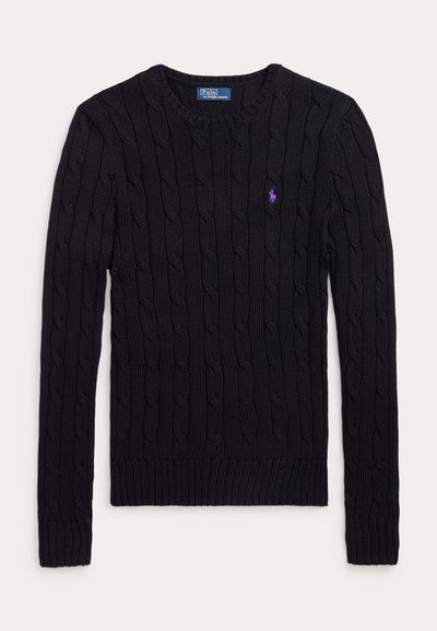 Pulover negru tricotat cu model împletit, mâneci lungi, guler rotund și logo mic mov brodat pe piept.