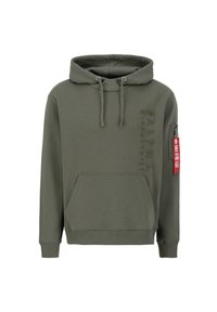 Maslinasto zelena dukserica s kengurudžijom, kapuljačom s podešavanjem i utisnutim logotipom "ALPHA INDUSTRIES". Sadrži crveni detalj s utility zatvaračem.