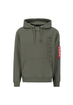 Olijfgroene hoodie met een buidelzak, verstelbare capuchon en reliëf logo "ALPHA INDUSTRIES". Heeft een rode zak met rits als bijzonder detail.