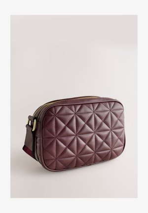 Pitsiline bordoopunase nahast diagonaalkotike ristkülikukujulise kujuga, kuldse luku ja reguleeritava rihmaga, millel on tekstuuriga teemantmuster.