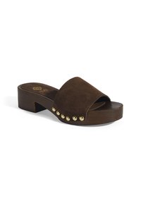 Braune Wildleder-Sandale mit einem klobigen Holzabsatz, ausgestattet mit einem breiten Riemen und goldenen Nieten entlang der Seite als Detail. Flache Sohle.