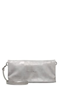 Hopeinen metallinen clutch-laukku, jossa on sileä pinta, suorakulmainen muoto ja irrotettava olkahihna. Edessä on hienovarainen käärmeenkirjoituksella tehty brändäys.