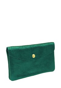 Pochette en cuir vert émeraude avec une finition texturée, dotée d'une fermeture à pression en or et d'un design de rabat triangulaire. Forme rectangulaire.