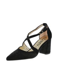 Zapato de tacón alto de ante negro con punta afilada, correas entrecruzadas y tacón cuadrado. El interior presenta un acento metálico.