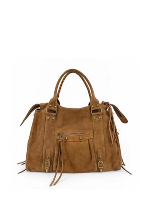 Sac à main en daim marron avec poignées tressées, poche avant zippée, boucles décoratives et accents pompons sur fond blanc.