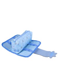 Niebieska kosmetyczka z zamkiem błyskawicznym, z kwiatowymi wzorami i akcentem w postaci motyla. Otwarta, z elastycznymi pętlami do organizacji wnętrza.