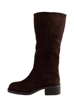 Stivale marrone in suede, alto fino al ginocchio, con punta rotonda, tacco a blocco e dettagli di cucitura laterale. Texture liscia con finitura opaca.