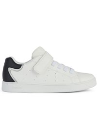 Sneaker bianca in pelle con dettagli perforati, linguetta in rete, accent in pelle nera sul tallone e suola bianca texturizzata. Presenta lacci tradizionali e una fascia in Velcro.