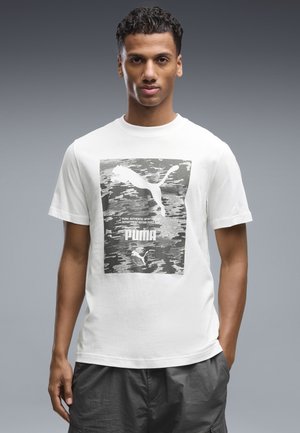 Puma, PUMA SPORT CAMO GRAPHIC T-SHIRT - T-Shirt print - white