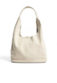 Beige mockask hobo-väska med ett brett, mjukt handtag och en rundad form. Har en platt botten och subtila sömmar på framsidan.