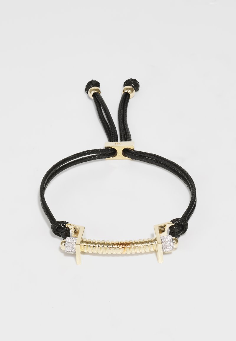 Juodas supintas virvės apyrankė su auksiniu metaliniu centru ir dekoratyviniais akcentais, su skaidriais kristalų elementais, siekiant suteikti papildomų detalių.