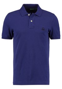 Polo blu navy realizzato in cotone, con colletto a costine, patta con due bottoni, maniche corte e un logo sul lato sinistro.