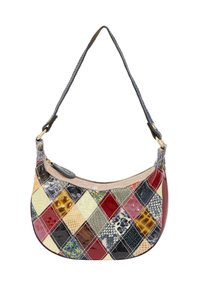 Tas met een gebogen vorm, voorzien van een patchworkontwerp in verschillende texturen en kleuren, waaronder rood, geel en blauw. De details omvatten een gladde hengsel.