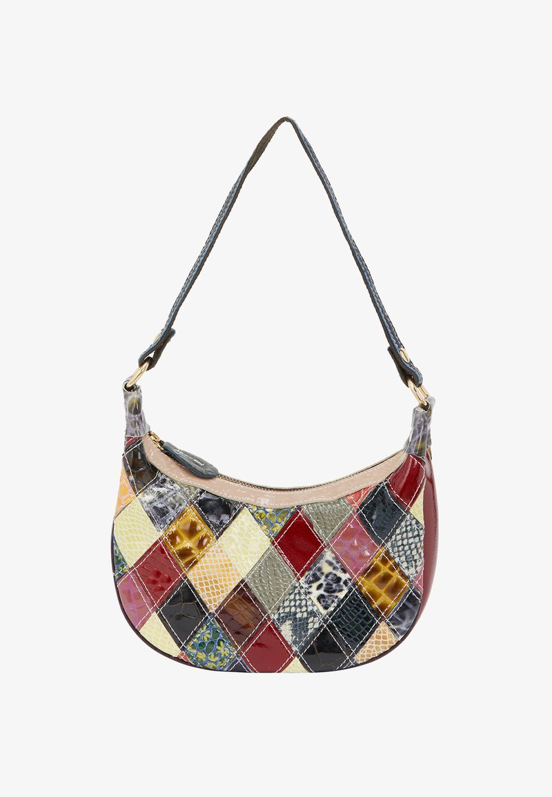 Tas met een gebogen vorm, voorzien van een patchworkontwerp in verschillende texturen en kleuren, waaronder rood, geel en blauw. De details omvatten een gladde hengsel.