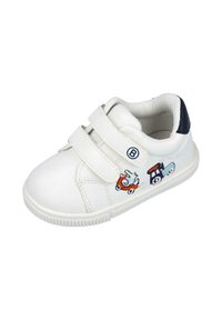 Zapatilla blanca con dos correas de velcro, suela de goma y bordado colorido de un perro, un tiro de salvamento y un coche vintage en el lateral.