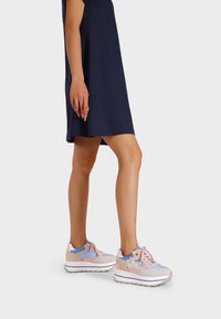 Sneaker con una combinazione di materiali rosa, blu e grigi, caratterizzati da una suola spessa, un design con lacci e dettagli in materiale sintetico.