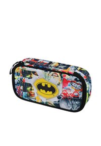 Prostokątny piórnik z materiału, ozdobiony kolorowym kolażem z różnymi obrazkami oraz dużym czarnym logo Batmana na żółtym tle.