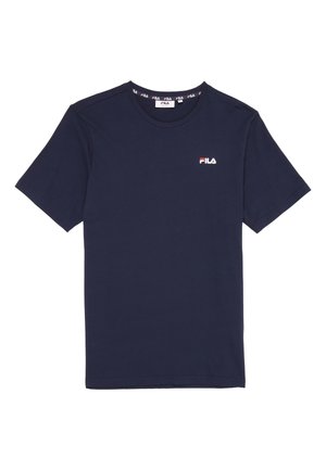 Camiseta FILA azul marino de manga corta con cuello redondo y pequeño logo FILA en rojo, blanco y azul marino en el pecho izquierdo.