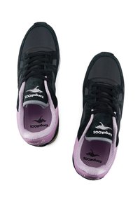 Scarpe sportive nere e rosa con tomaia in mesh, dettagli in suede, lacci neri e un logo sulla linguetta e sul tallone. Suola in gomma.