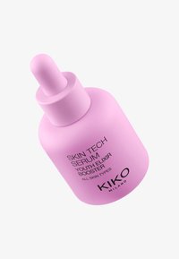 Różowa szklana buteleczka serum z pipetą, z czarnym napisem: "SKIN TECH SERUM YOUTH ELIXIR BOOSTER", oznaczona jako odpowiednia dla każdego typu skóry.