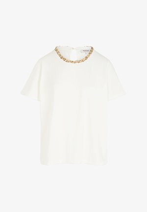 Witte t-shirt met korte mouwen en ronde hals, voorzien van een decoratieve, gestructureerde gouden kraag. Achteropening met een subtiele knoopsluiting.