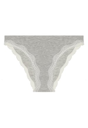 Tanga grigio in cotone con bordo di pizzo bianco a scallop lungo i bordi, caratterizzato da una texture liscia e un design a taglio classico.