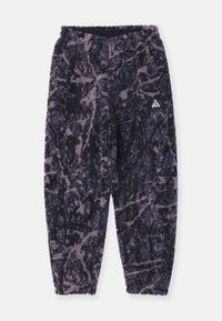 Unselected, dark raisin/black