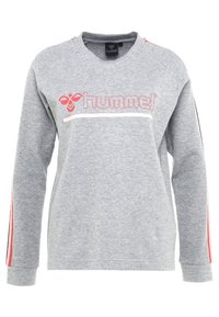 Sudadera hummel de color gris claro con logo rosa y franjas en las mangas, de manga larga y con cuello redondo.