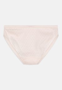 Slip di cotone rosa chiaro con una consistenza morbida, caratterizzato da un delicato motivo a diamante e una vita elastica per un design aderente.