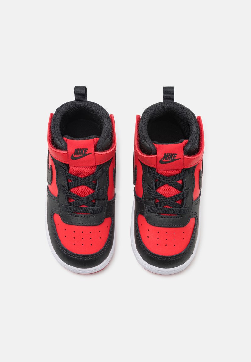 Zapatillas altas rojas y negras con materiales de cuero y malla, que presentan un diseño de cordones, un cuello acolchado y una suela de goma blanca.