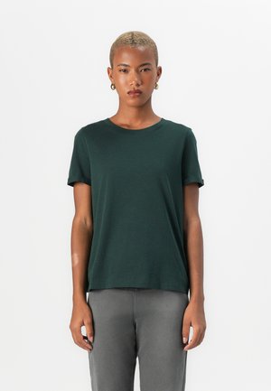 T-shirt à manches courtes de couleur vert foncé fabriqué en tissu doux, avec un col rond et une coupe décontractée. Design simple avec des poignets à manches roulés.