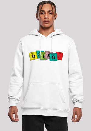 Hvit hettegenser med et grafisk trykk av fargede grunnstoffer fra det periodiske systemet og ordet "Bazinga!" i fet, lekende layout over brystet.
