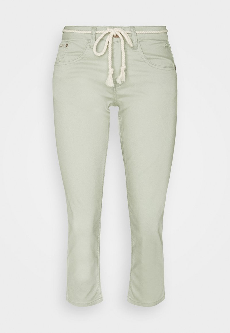 Pantalon court vert clair avec poches avant et ceinture en corde blanche nouée en nœud à la taille.