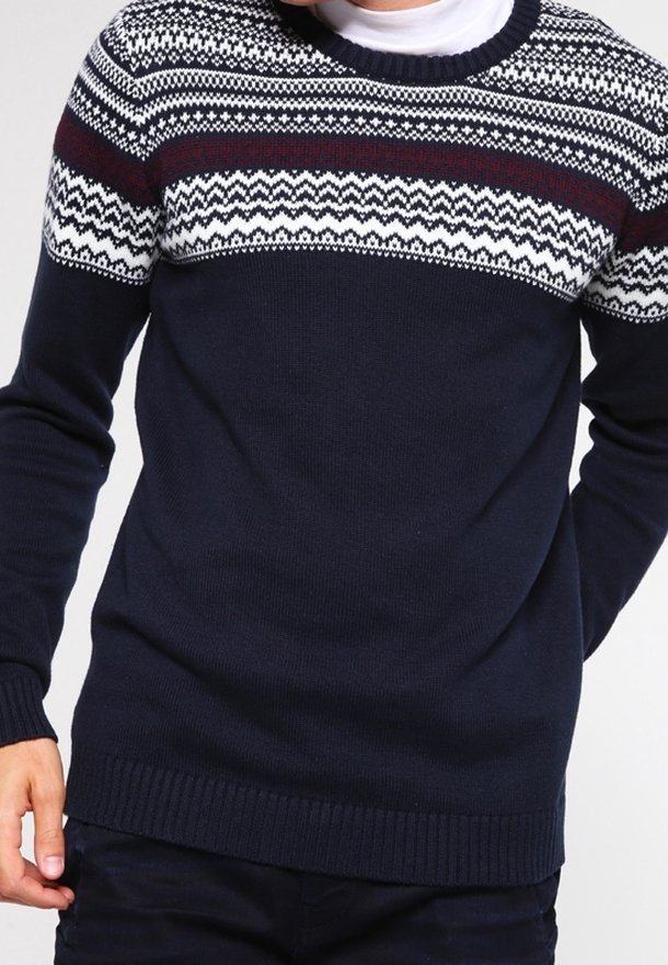 Mörkblå stickad tröja med mönstrad yoke i vitt och vinrött, rund halsringning och ribbade ärmslut och nederkant.