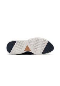 Semelle de basket en caoutchouc blanc texturé, présentant des motifs triangulaires et un accent bleu foncé au niveau du talon, texturée pour une meilleure adhérence.