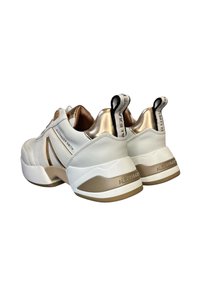 Sneaker bianchi e dorati dal design elegante, con tomaia in pelle texturizzata, suola imbottita e marchio distintivo sul tallone.