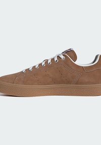 adidas Originals STAN SMITH CS - Tenisice - brown desert   core white   gum