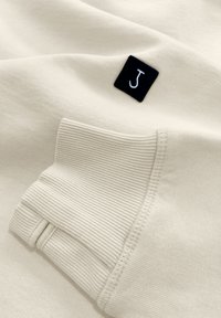 Thumbnail Image 10