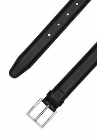 Cintura in pelle nera con cinque fori e una fibbia rettangolare argentata incisa con un nome di marca su sfondo bianco.