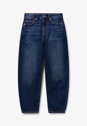 Dunkelblaue Jeans aus Denim mit einem lockeren Schnitt, fünf Taschen, Messingknöpfen und kontrastierenden Nähten. Glatte Textur mit leichter Ausbleichung.
